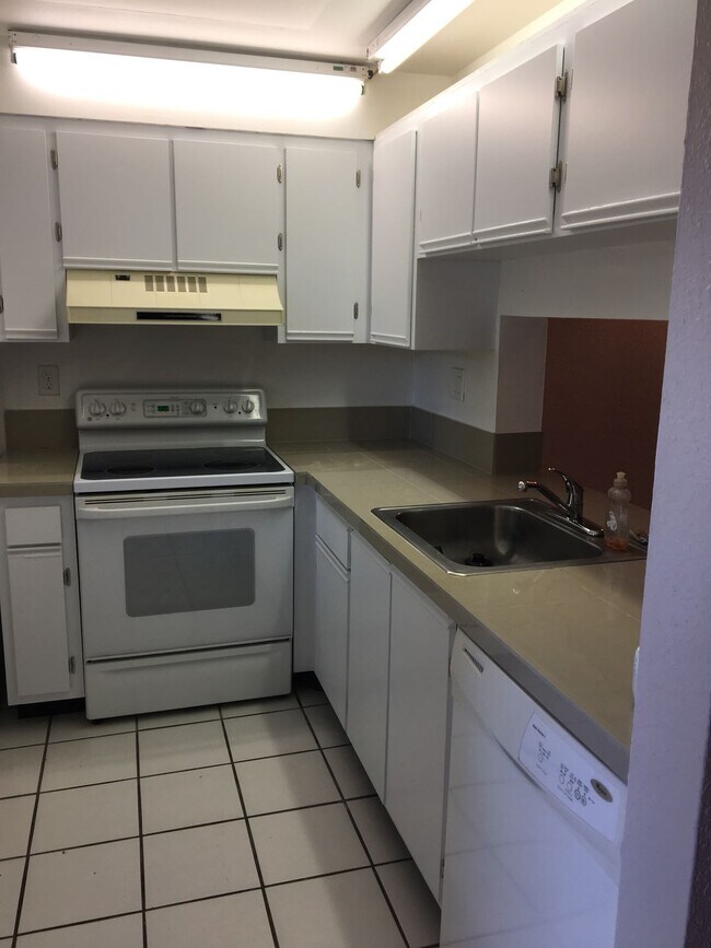 Building Photo - 612 Gardens Dr
