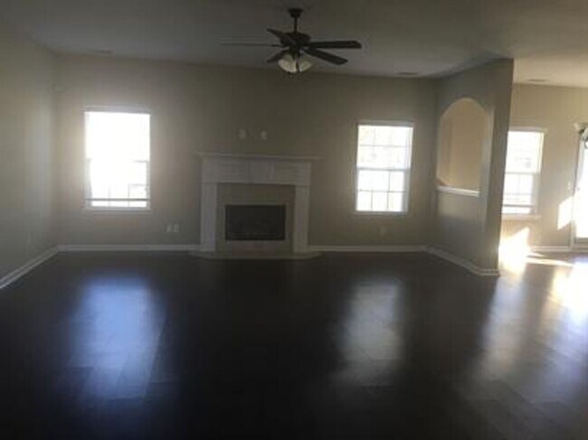 Building Photo - 607 Red Oak Ln