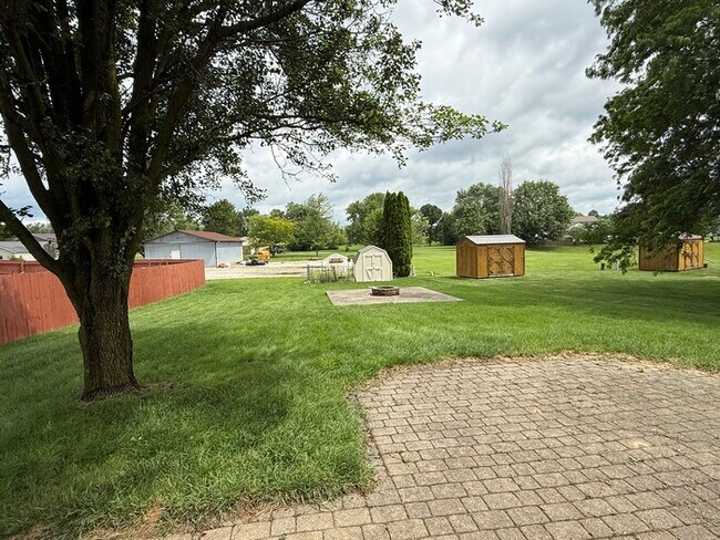 Building Photo - Gorgeous home with large backyard