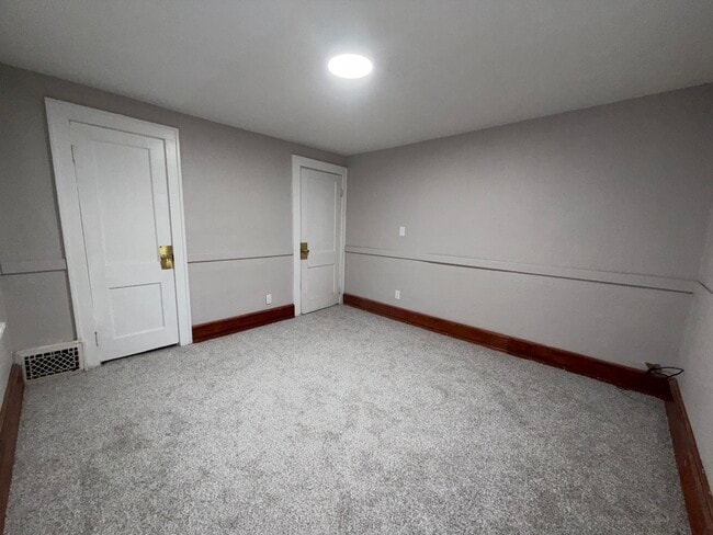 Building Photo - 317 E Irvington Ave