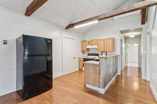 Building Photo - Home for rent with large backyard! 2306 Plum St