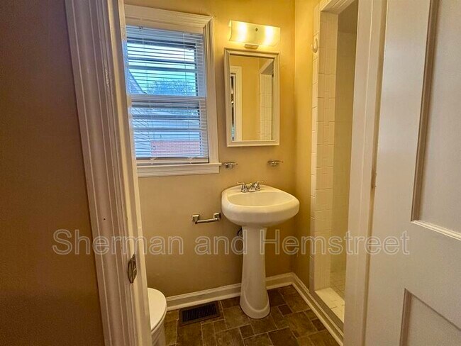 Building Photo - 3212 Sycamore Dr