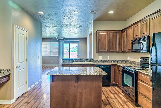 Building Photo - Beautiful Coral Canyon Home with Modern Up...