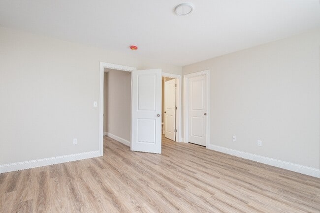 Building Photo - 8 Edgewater Cir