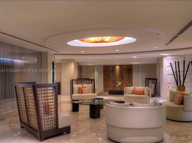 Building Photo - 2555 Collins Ave