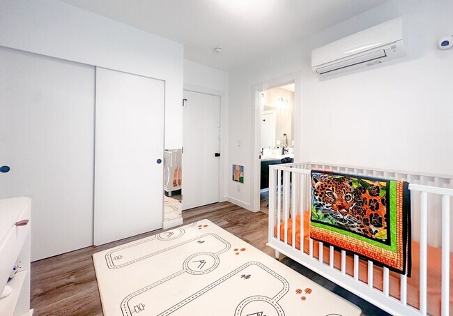 Building Photo - Modern 3 bed/ 2.5 bath townhome in Ballard!