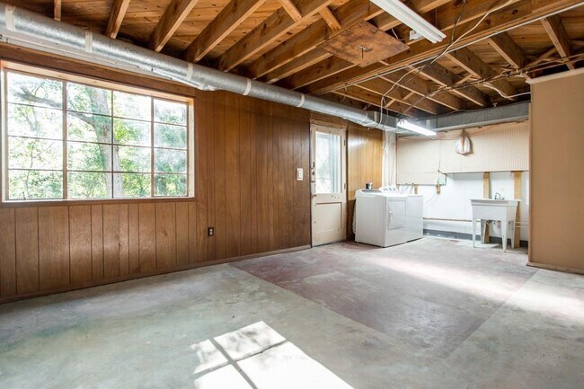 Building Photo - 305 Old Ivy Rd NE
