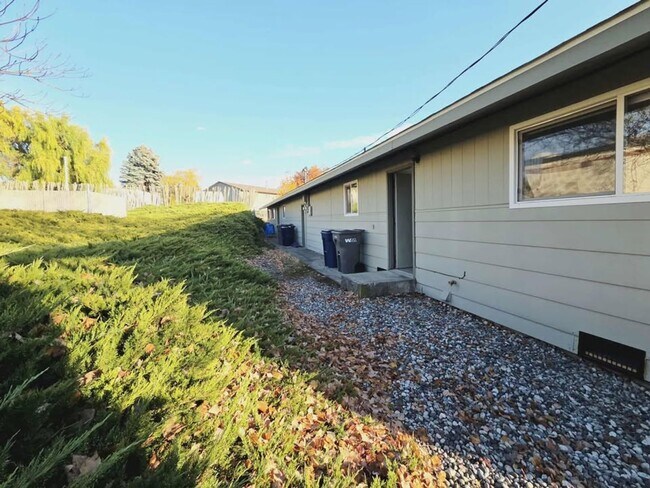 Building Photo - 1037/1039 Eastmont Ave. Duplex