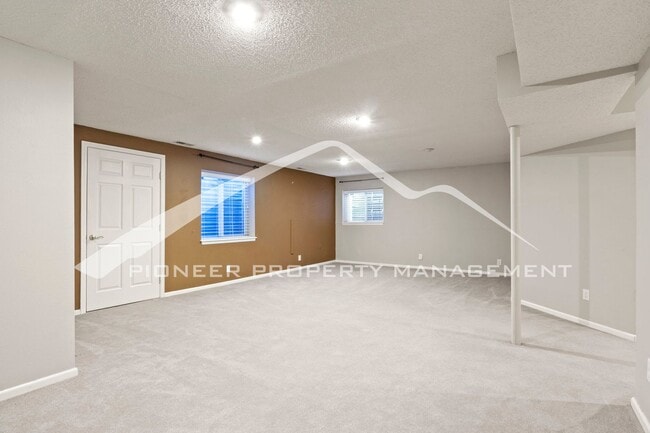 Building Photo - Beautiful 3bd/2.5 bath home with a peaceful backyard, AC, and 2.5 car garage near Ute Valley Park