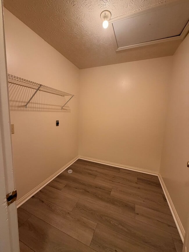 Building Photo - Spacious 3 Bedroom Duplex!