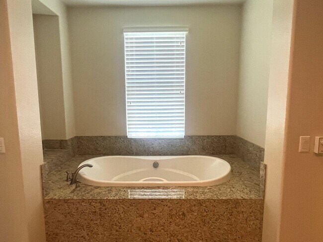 Building Photo - Beautiful San Dimas Home in Gated Community