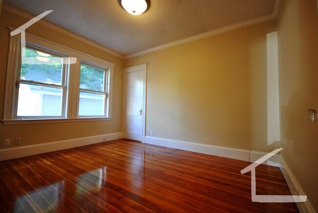 Building Photo - 9/1 Renovated, oversized 4BR/2BA near Oak ...
