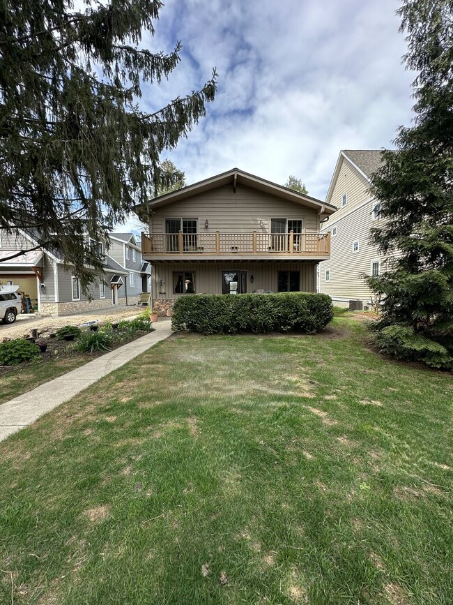 Building Photo - Single Family on Okauchee Lake!