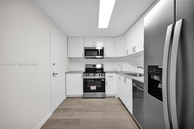 Building Photo - 300 Bayview Dr