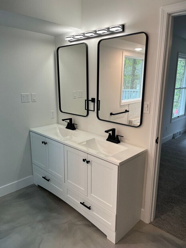 Building Photo - 5 Bed 4 Bath Home fenced yard