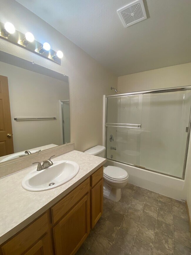 Building Photo - Comfortable 3 Bedroom Home in Hickory Hills