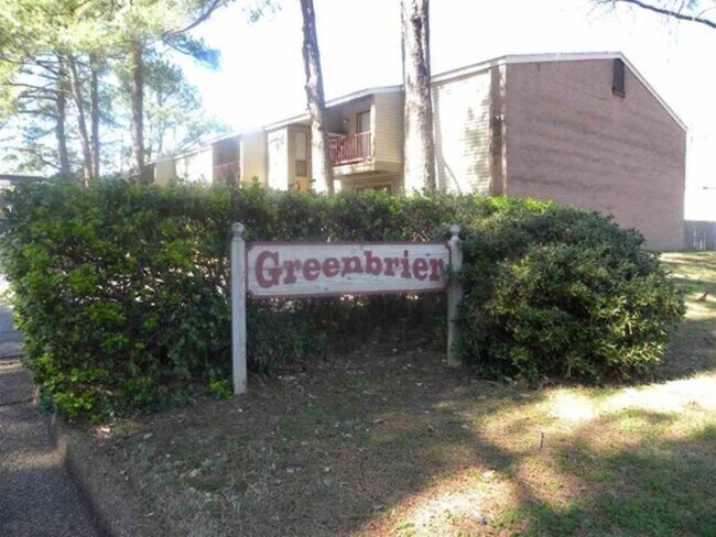 Building Photo - 1 BR Condo in Greenbriar Walking Distance to U of M!