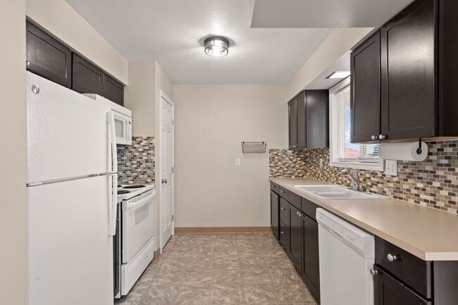 Building Photo - 2 Bedroom 1 Bath Duplex w/ Yard & Parking