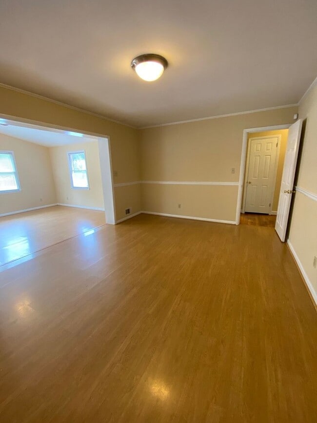 Building Photo - AVAILABLE FEBRUARY 1 2026!