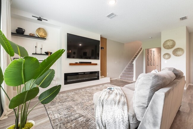 Building Photo - Stunning, Pet-Friendly, 4 Double bedroom, 2.5 Bathroom Home in Crosswind Point, Parrish