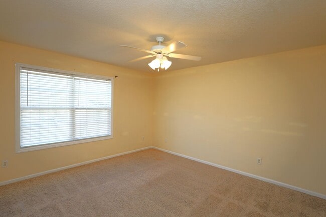 Building Photo - 1801 Chestnut Dr