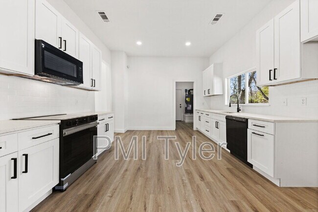 Building Photo - 1279 Bonham St