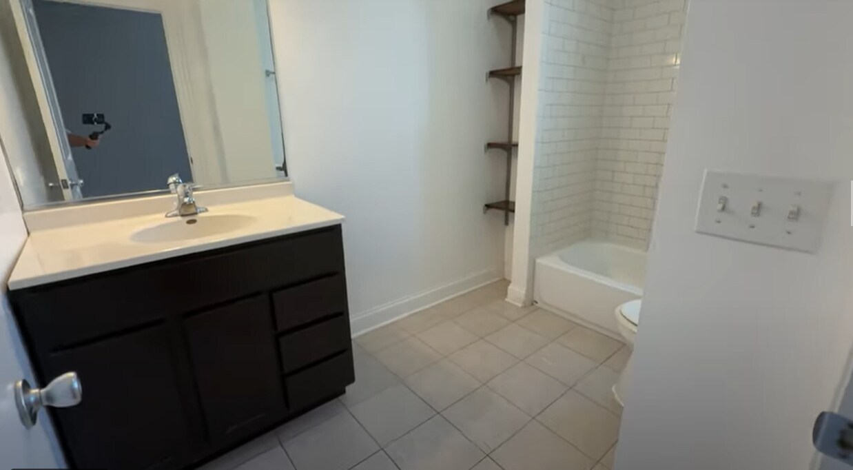 Building Photo - 4452 N Sheridan Rd