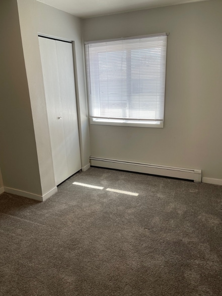 Building Photo - 633 S Dodge St