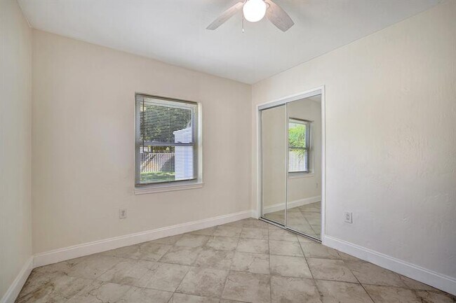 Building Photo - 933 SW 19th St