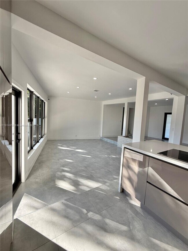 Building Photo - 12615 N Miami Ave