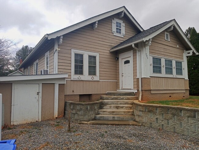 Primary Photo - Gorgeous house walking distance from Biltmore Village available now!