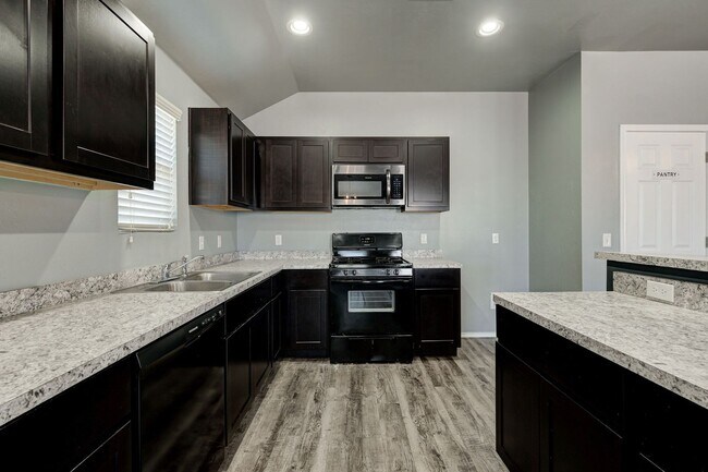 Building Photo - Gorgeous 4 Bed 2 Bath Home in Heart Of Mustang!!