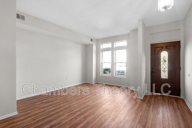 Building Photo - 1309 Emerald St NE