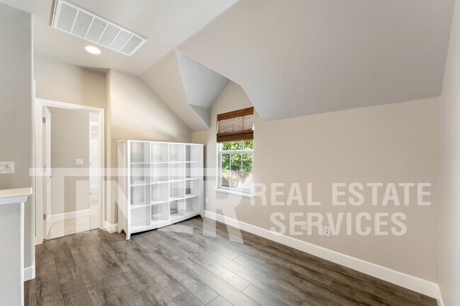 Building Photo - 1040 Matthews Run Way