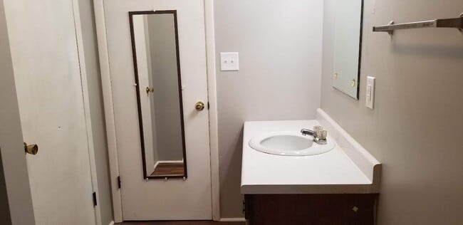 Building Photo - 60 Lorraine St