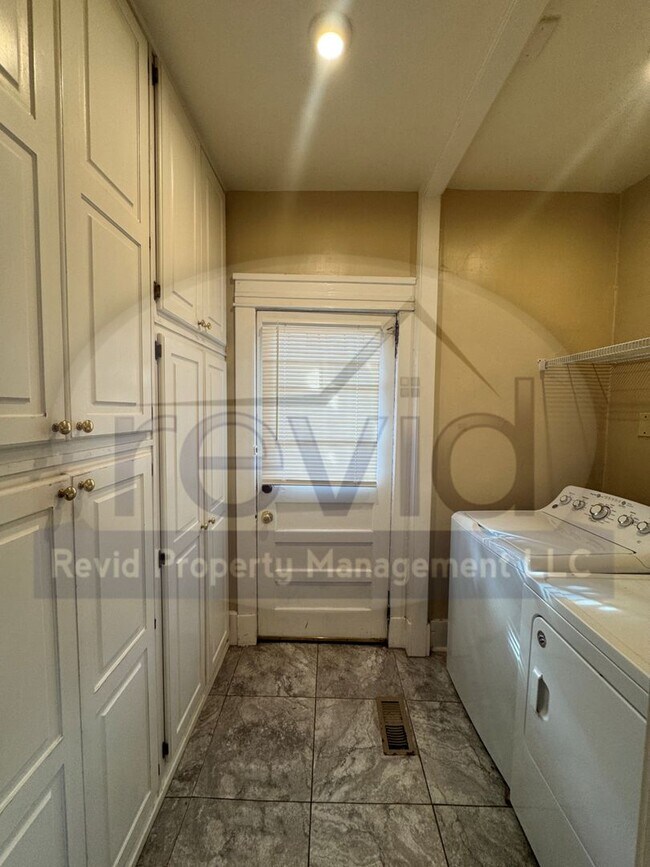 Building Photo - MALLORY 255