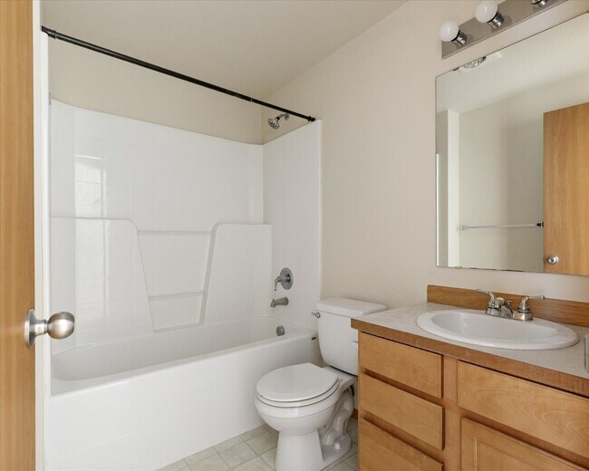 Building Photo - Beautiful Spacious 4 Bedroom 2.75 Bathroom...