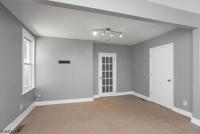 Building Photo - 109 Maple Ave