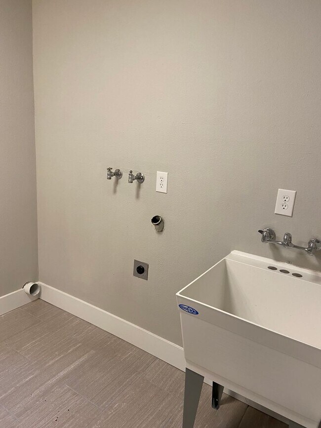 Building Photo - 4 Bedroom, 2.5 Bath 2 Car Garage, Brand Ne...