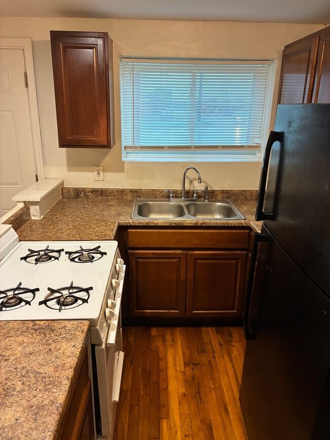 Building Photo - 2 bed 1 bath Conveniently located in Overland on Page