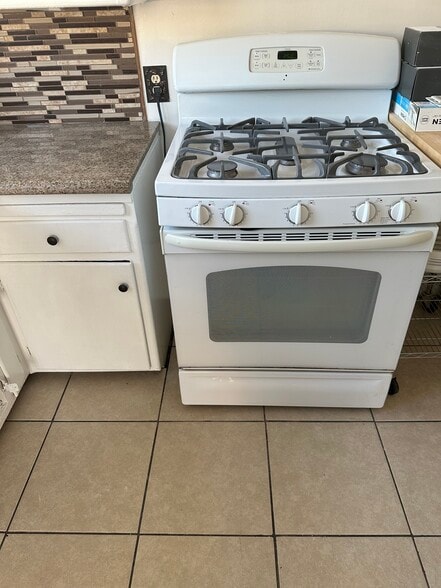 Kitchen stove - 1444 S Ogden Dr