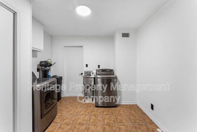 Building Photo - 3614 Versailles Dr