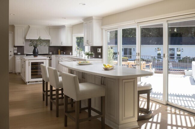 Building Photo - 10 Meadow Ln