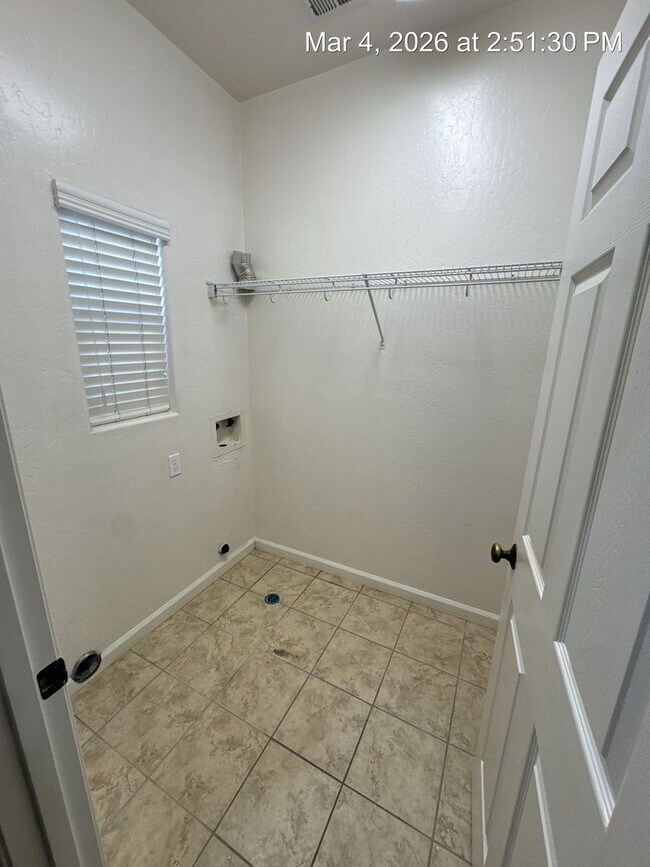 Building Photo - Gorgeous NW Visalia home located in Avalon gated community!  Available Now !!