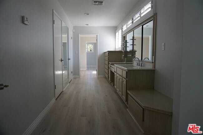 Building Photo - 221 N Bowling Green Way