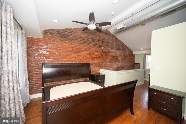 Building Photo - 703 Annin St