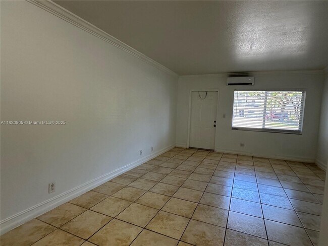 Building Photo - 1400 NE 56th St