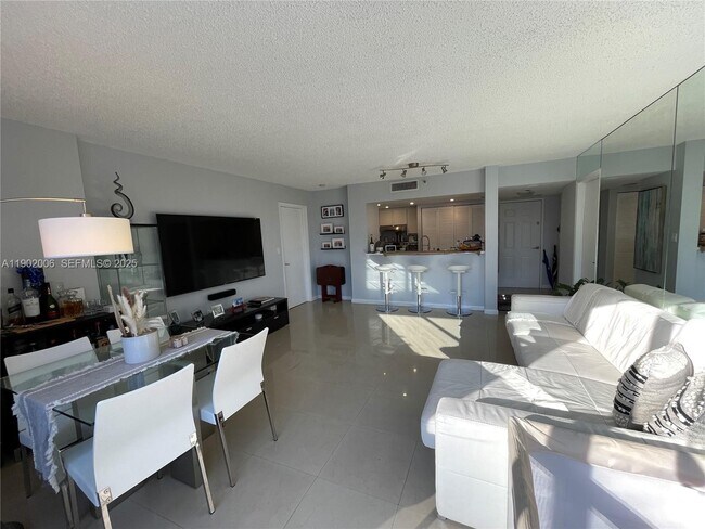 Building Photo - 540 Brickell Key Dr