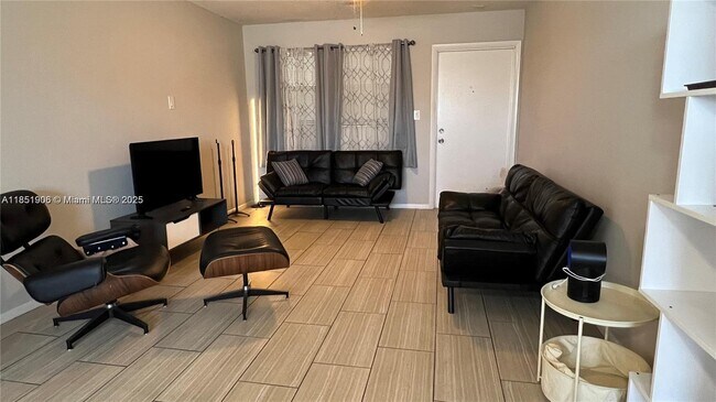 Primary Photo - 941 Crystal Lake Dr