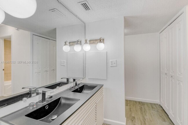 Building Photo - 3760 Inverrary Dr